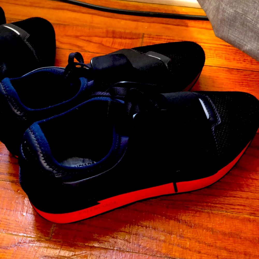 Tennis shoes